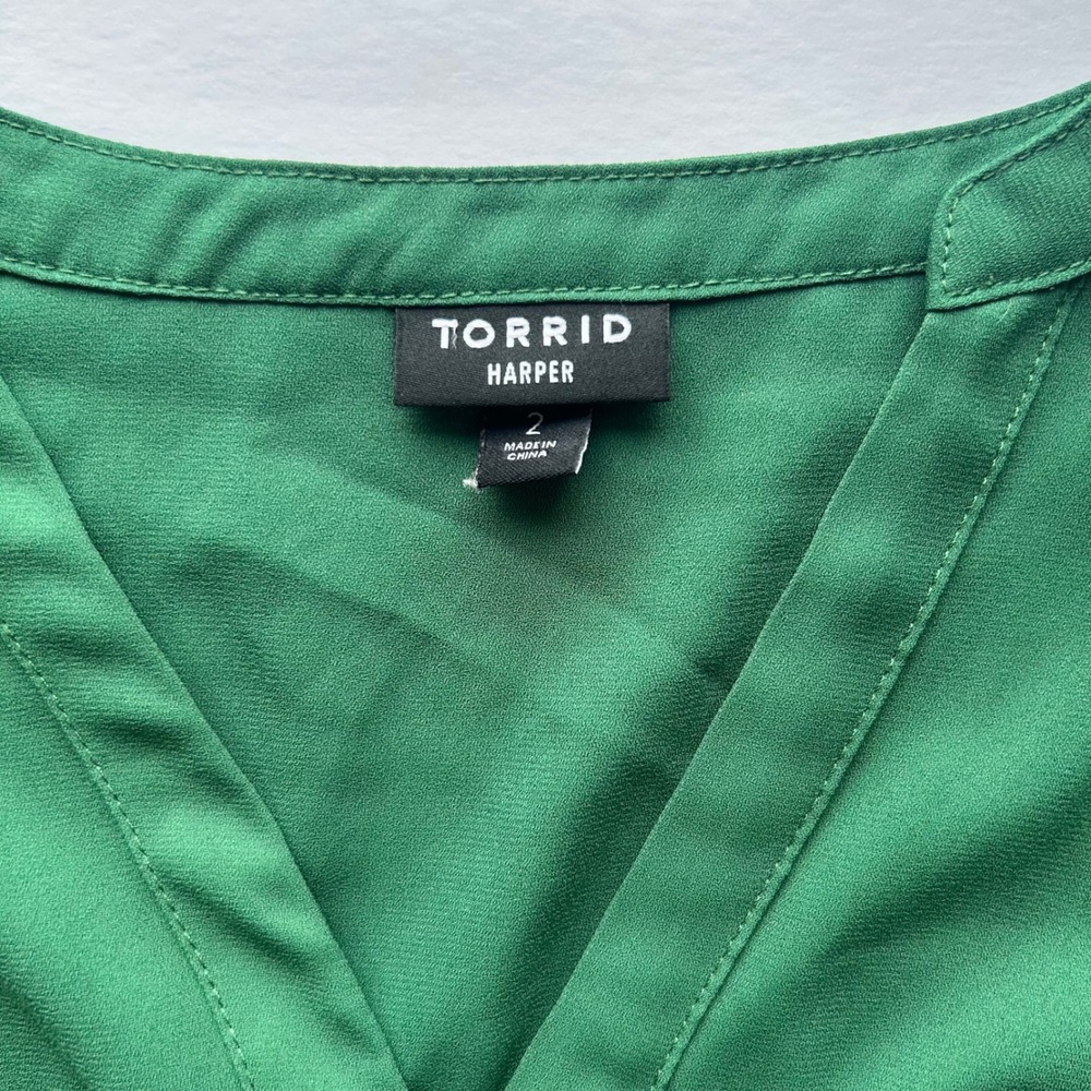 Torrid Harper Blouse Green Roll Tab Sleeve Georgette Pullover Top Size 2 - Picture 2 of 7